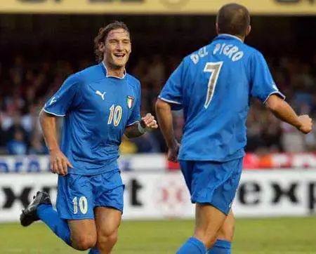 大溪地冲浪赛现场 鲸鱼惊喜现身抢镜